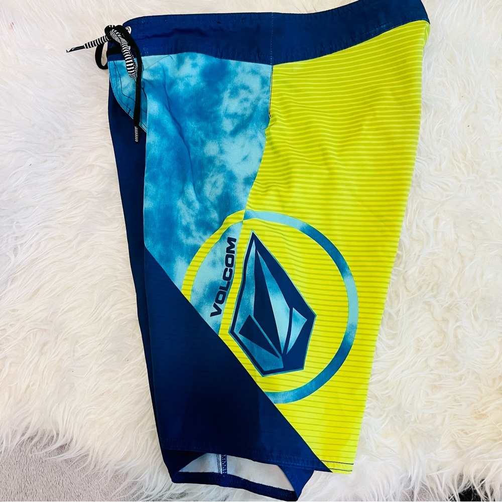 Volcom boardshorts - Picture 2 of 4